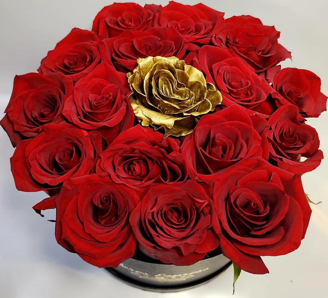 Foto de Caja 18 rosas ,rojas y gold 